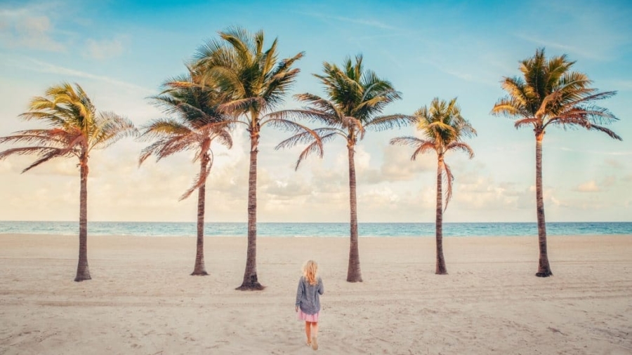 Oscar-Larach-Zablah-oscarlarachcom-little-blonde-caucasian-girl-walking-empty-hollywood-ocean-sea-beach-florida-america-american-child_t20_LzZLe1-min
