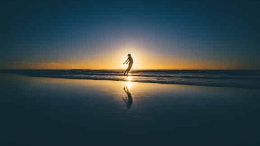 oscar-ivan-larach-zablah-honduras-mujer-en-la-playa-brincando-en-atardecer-oscarlarch-com