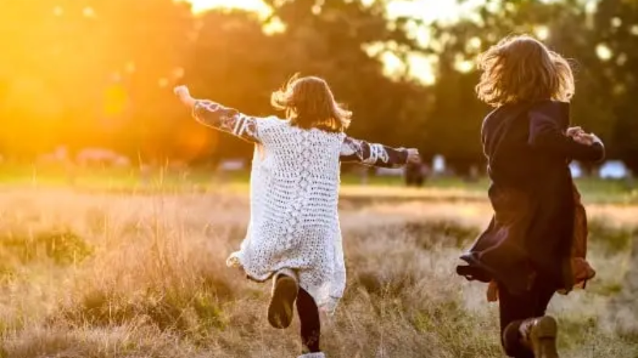 kids-playing-in-autumn_t20_LQb9n1-1
